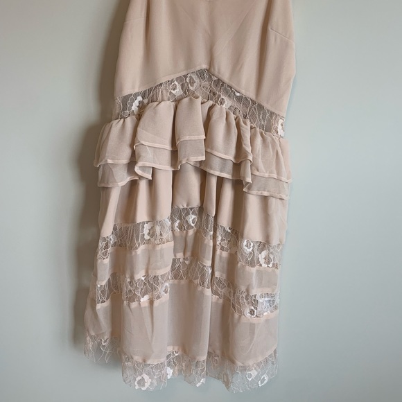 Pink lace dress - Picture 2 of 3